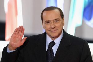 Silvio Berlusconi Majątek: 8,5 miliarda dolarów (34 miliarda złoty)